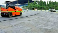 Kini beberapa hari proses renovasi, hasilnya pun mulai terlihat. Pada hari keenam, proses pengaspalan sudah mencapai Turn 1 dan menuju Turn 2. Dan pada hari ketujuh, renovasi juga meliputi pengecatan di area pit wall. Foto: Facebook Sentul International Circuit