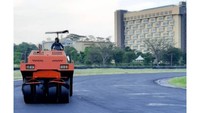 Setelah sekian lama tidak dilakukan renovasi, akhirnya pihak pengelola resmi melakukan pengaspalan ulang, sekaligus memperbaiki sarananya. Pengelola Sirkuit Sentul bekerja sama dengan PT Prayoga Pertambangan dan Energi. Foto: Facebook Sentul International Circuit