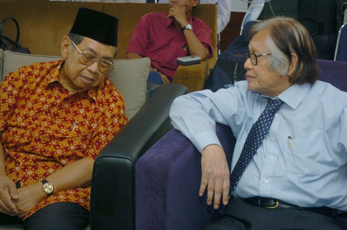 FOTO ARSIP: JAKOB OETAMA Mantan Presiden RI, KH Abdurraman Wahid (kiri) berbicang dengan Pimpinan Umum Kompas, Jakob Utama (kanan) saat hadir pada peringatan setahun The Wahid Institute di , Jakarta, Senin (26/9/2005). Turut hadir pada peringatan setahun berdirinya The Wahid Institute sejumlah tokoh politik nasional dan tokoh media nasional. FOTO ANTARA/Str-Ujang Zaelani/Koz/pd/05.