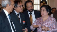 Presiden kelima Indonesia, Megawati Soekarnoputri (kanan) berbincang dengan tokoh pers nasional dari kiri/kanan; Rosihan Anwar, Jakob Oetama dan Surya Paloh seusai peringatan puncak Hari Pers Nasional (HPN) di istana Negara, Jakarta, Selasa (10/2). Dalam kesempatan tersebut, Kepala Negara mengatakan, Pemilu mendatang harus sukses untuk memilih anggota DPR dan DPRD serta Presiden dan Wakil Presiden. FOTO ANTARA/Ali Anwar