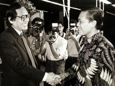 Jakob Oetama dalam Bingkai Foto Bersama Tokoh-Pendiri Bangsa