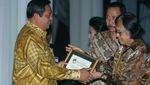Jakob Oetama dalam Bingkai Foto Bersama Tokoh-Pendiri Bangsa