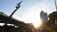 Edison melanjutkan jika kebijakan ganjil-genap dipaksakan, maka pengguna kendaraan bermotor akan beralih ke transportasi publik. ANTARA FOTO/Indrianto Eko Suwarso  