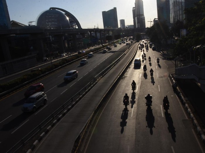 Pengendara sepeda motor melintas di Jalan Gatot Subroto, Jakarta, Jumat (21/8/2020). Gubernur DKI Jakarta Anies Baswedan menerbitkan Pergub Nomor 80 Tahun 2020 tentang pelaksanaan PSBB pada masa transisi yang didalamnya mengatur pembatasan kendaraan sepeda motor pribadi melalui aturan ganjil-genap pada kawasan pengendalian lalu lintas.