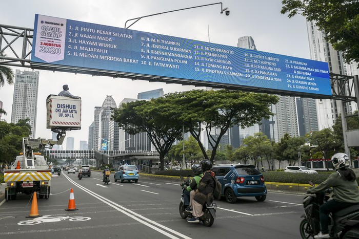 Pengendara sepeda motor melintas di Jalan Gatot Subroto, Jakarta, Jumat (21/8/2020). Gubernur DKI Jakarta Anies Baswedan menerbitkan Pergub Nomor 80 Tahun 2020 tentang pelaksanaan PSBB pada masa transisi yang didalamnya mengatur pembatasan kendaraan sepeda motor pribadi melalui aturan ganjil-genap pada kawasan pengendalian lalu lintas.