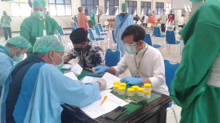 Gibran dan Bagyo saat tes kesehatan di RSUD dr Moewardi Solo.
