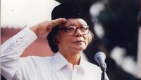 Mengutip kompas.id, Dr (HC) Jakob Oetama adalah wartawan dan salah satu pendiri Surat Kabar Kompas. Saat ini ia merupakan Presiden Direktur Kelompok Kompas-Gramedia.  