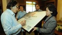 Sebelum mendirikan Kompas, Jakob Oetama merupakan redaktur mingguan Penabur dan PK Ojong pemimpin redaksi mingguan Star Weekly.  