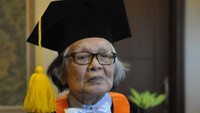 Dirinya juga merupakan lulusan Perguruan Tinggi Publisistik Jakarta dan Fakultas Ilmu Sosial dan Ilmu Politik Universitas Gadjah Mada, Yogyakarta.  