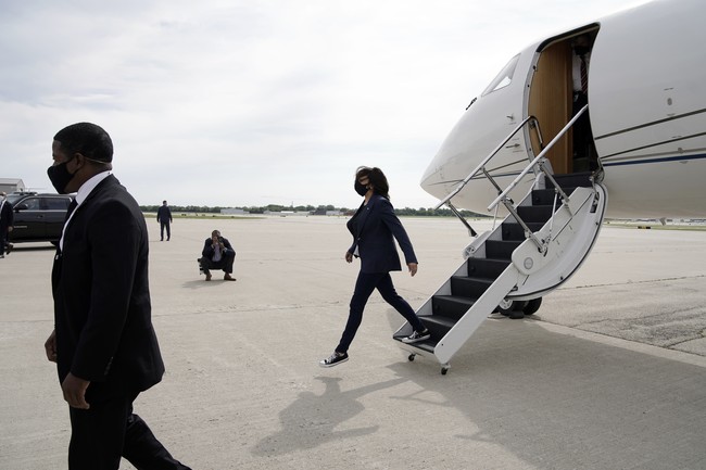 Kandidat wakil presiden AS dari Partai Demokrat, Kamala Harris, tiba di Milwaukee, Senin (7/9/2020). Kedatangannya kali ini dalam rangka kampanye menuju Pilpres 2020.   (Foto: AP/Morry Gash)
