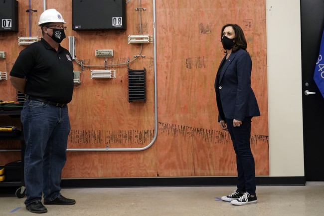 Orang-orang sangat senang melihat Kamala Harris memadukan Chuck Taylors dengan setelan. Dia keren, tulis seorang netizen di Twitter. (Foto: AP/Morry Gash)