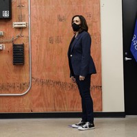 Orang-orang sangat senang melihat Kamala Harris memadukan Chuck Taylors dengan setelan. Dia keren, tulis seorang netizen di Twitter. (Foto: AP/Morry Gash)