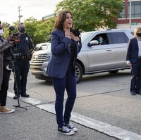 Pilihan Kamala untuk menggunakan sneakers saat kampanye ternyata menarik perhatian netizen. Banyak di antaranya yang memuji gaya pendamping Joe Biden di pilpres AS 2020 itu. (Foto: AP/Morry Gash)