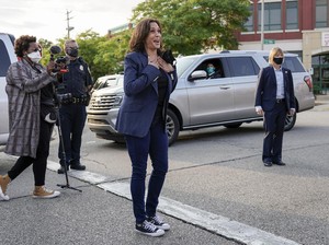 Kamala Harris Suka Pakai Sneakers Rp 600 Ribuan, Ini Maknanya