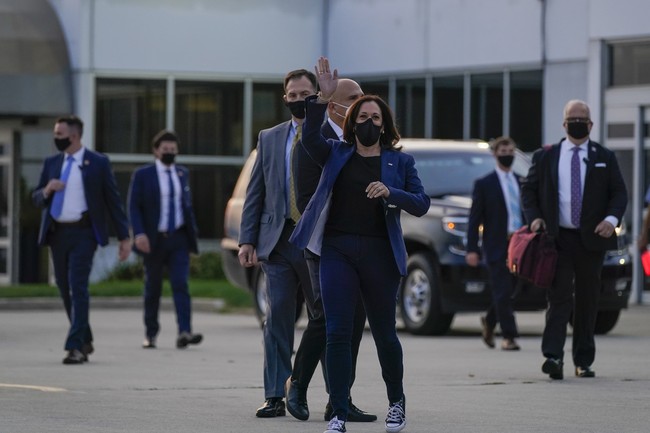 Pada kesempatan tersebut, Kamala berbalut blazer, baju hitam dan skinny jeans. Gayanya yang formal-kasual itu dilengkapi dengan sepasang sneakers Converse model Chuck Taylor. (Foto: AP/Morry Gash)