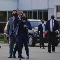 Pada kesempatan tersebut, Kamala berbalut blazer, baju hitam dan skinny jeans. Gayanya yang formal-kasual itu dilengkapi dengan sepasang sneakers Converse model Chuck Taylor. (Foto: AP/Morry Gash)