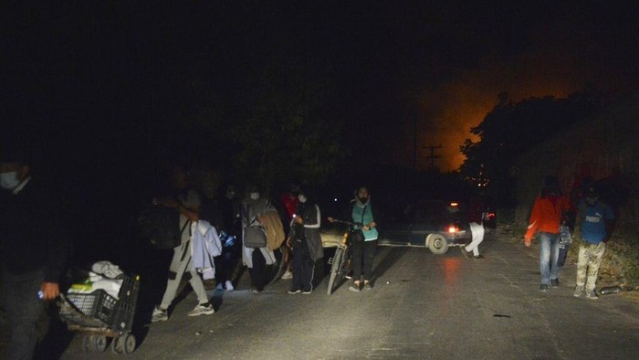 pengungsian terbesar di yunani terbakar