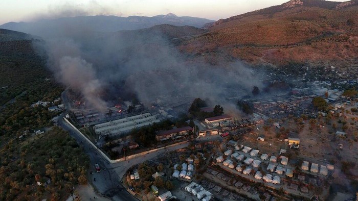 Kamp Pengungsian Terbesar di Yunani Terbakar Fire burns container houses and tents in the Moria refugee camp on the northeastern Aegean island of Lesbos, Greece, on Wednesday, Sept. 9, 2020. A fire swept through Greece's largest refugee camp that had been placed under COVID-19 lockdown, leaving more than 12,000 migrants in emergency need of shelter on the island of Lesbos. (AP Photo/Panagiotis Balaskas)