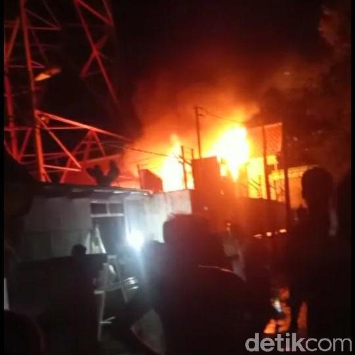 Shelter tower operator seluler di Lamongan terbakar. Kebakaran sempat membuat warga panik karena tower tersebut berada di tengah permukiman.