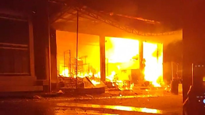Toko di Kecamatan Kampak, Trenggalek ludes terbakar. Kebakaran membuat pemilik toko pingsan dan luka-luka.