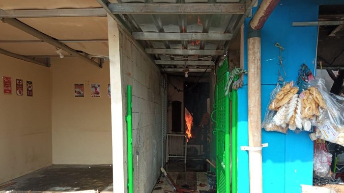 Kebakaran di warung sembako di Depok