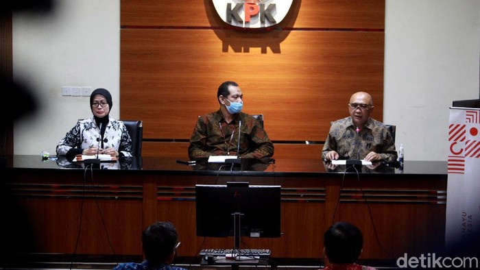 MenkopUKM Teten Masduki bertemu dengan pimpinan KPK. Pertemuan itu membahas perkembangan penyaluran bantuan untuk UMKM agar dapat bertahan di tengah pandemi.