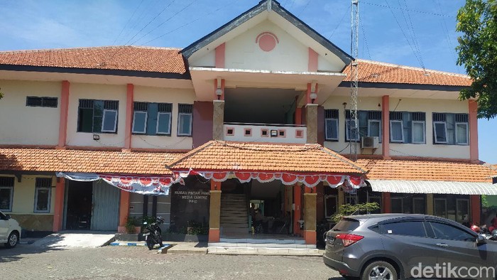 Satu Cawabup Sidoarjo diketahui positif COVID-19 saat mendaftar di KPU. Namun hingga saat ini staf dan anggota KPU belum tes swab.