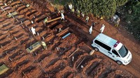 Petugas pemakaman berada diantara makam baru di TPU Pondok Ranggon, Jakarta, Senin (30/3/2020). ANTARA FOTO/MUHAMMAD ADIMAJA