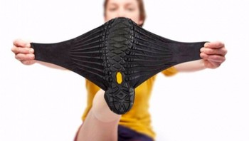 Sepasang sepatu fleksibel yang membungkus kaki  tanpa harus mengikat apa pun. Foto: Brightside