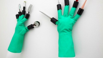 Sepasang sarung tangan karet multifungsi yang bisa digunakan untuk hampir semua hal. Foto: Brightside