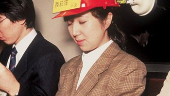 Alat ini bikin kepala kamu terjaga agar tak terjauh saat ketiduran di dalam kendaraan umum. Foto: Brightside