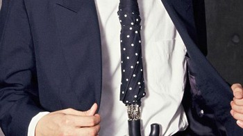 Siap siaga sebelum turun hujan tak perlu takut ketinggalan payung karena sudah nempel di dasi. Foto: Brightside