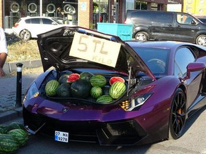 Selain Vespa Dior, 5 Kendaraan Mewah Ini Dipakai Buat Beli dan Jual Makanan