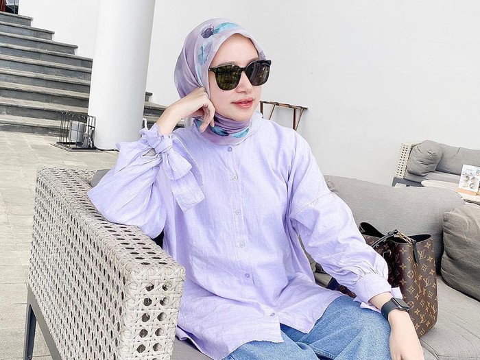 Buat Hijabers, Intip 10 Inspirasi Padu Padan Warna Lilac yang Tren di 2020