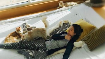 “Sebelum Anda membeli tiket Mulan, jangan lupakan bahwa aktris utama Mulan itu mendukung kebrutalan polisi,” cetus yang lain. Foto: Instagram