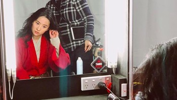 Di Instagram, Liu yang punya lebih dari 551 ribu folllower, Liu cukup rajin membagikan berbagai hal tentang Mulan, termasuk ruang rias saat dia menjadi karakter tersebut. Foto: Instagram