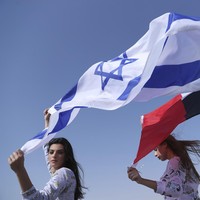 Tiga tahun lalu, May Tager mengukir sejarah. Ia menjadi model Israel pertama di dunia yang melakukan pemotretan di kawasan Uni Emirat Arab.  (Foto: AP/Kamran Jebreili)