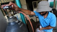 Petugas juga mengisi oksigen di dalamm plastik yang berisi ikan Nila, karena ikan tersebut nantinya masih akan ditampung di kolam pribadi milik pedagang.untuk dipanen di beberap bulan ke depan
