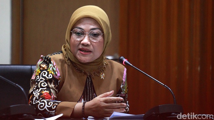 Menteri Tenaga Kerja Ida Fauziyah bersama Wakil Ketua KPK Alexander Marwata memberi keterangan pers usai pertemuan kedua lembaga di Gedung KPK, Jakarta, Rabu (9/8/2020). Keduanya membahas program Bantuan Tunai Langsung (BLT) Tenaga Kerja.