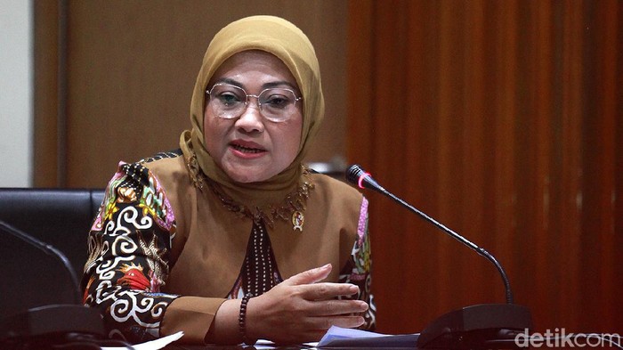 Menteri Tenaga Kerja Ida Fauziyah bersama Wakil Ketua KPK Alexander Marwata memberi keterangan pers usai pertemuan kedua lembaga di Gedung KPK, Jakarta, Rabu (9/8/2020). Keduanya membahas program Bantuan Tunai Langsung (BLT) Tenaga Kerja.