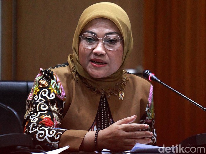 Menaker Ida Fauziyah menyambangi gedung KPK. Kedatangannya itu untuk menyampaikan perkembangan program bantuan subsidi gaji ke lembaga antirasuah tersebut.