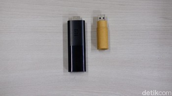 Perbandingan ukuran Mi TV Stick dengan flash disk standar. Foto: Adi Fida Rahman/detikINET