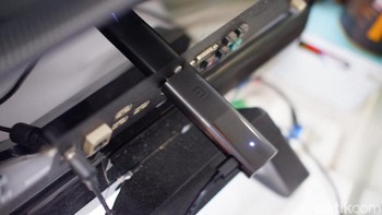 Pengguna hanya perlu menancapkan Mi TV Stick ke port HDMI di TV. Atau pada TV tabung bisa menggunakan converter AV Rca to HDMI. Foto: Adi Fida Rahman/detikINET