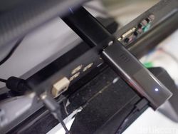 Mi TV Stick Bikin TV Tabung Jadi Pintar dalam Hitungan Detik