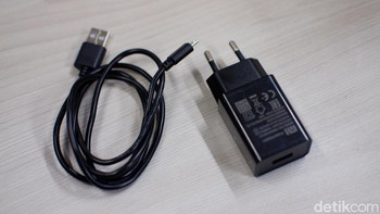 Dalam paket penjualan diberikan charger dan kabel data microUSB. Foto: Adi Fida Rahman/detikINET