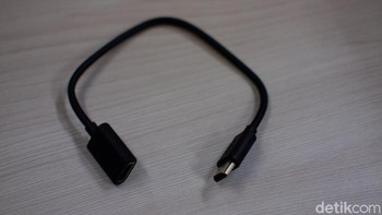 Diberikan kabel HDMI ekstender. Foto: Adi Fida Rahman/detikINET