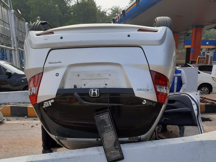 Mobil terbalik di GT Cibubur 1