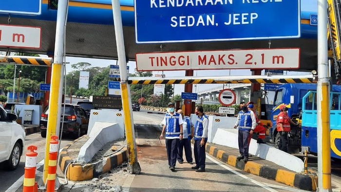 Mobill terbalik di GT Cibubur 1