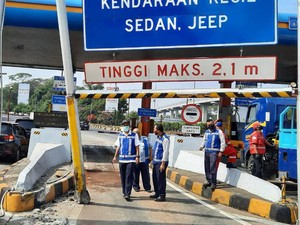 Mobil Terbalik di GT Cibubur 1 Usai Tabrak Tiang Batas Ketinggian