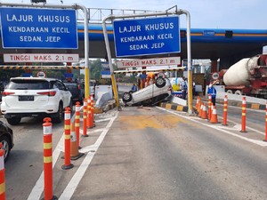 Mobil Terbalik di GT Cibubur 1, Diduga Akibat Pengemudi Mengantuk